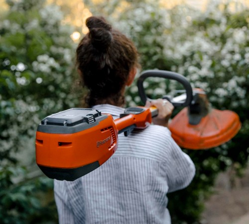 Recortadora a batería de Husqvarna.