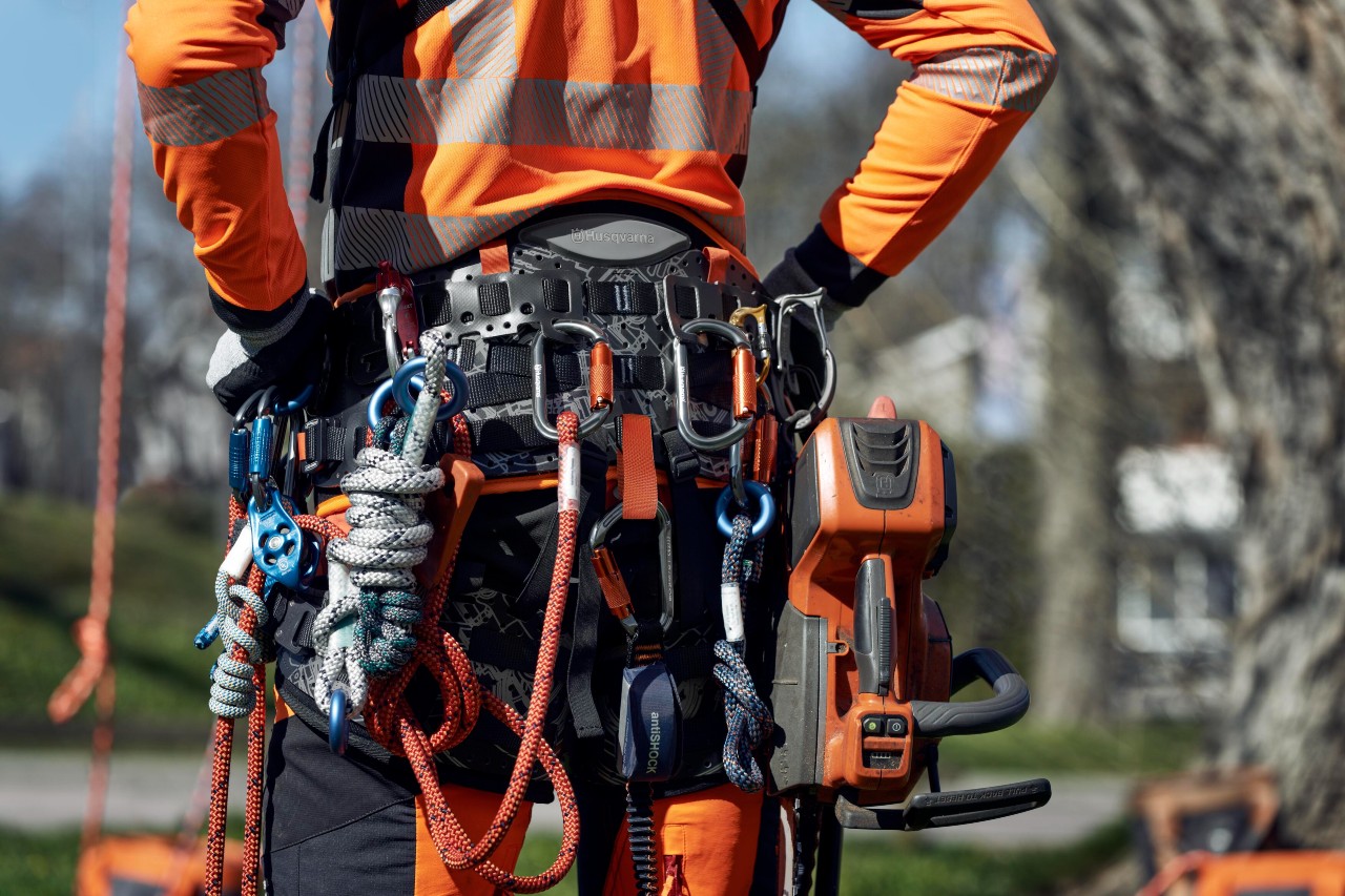 Arborista con equipamiento Husqvarna