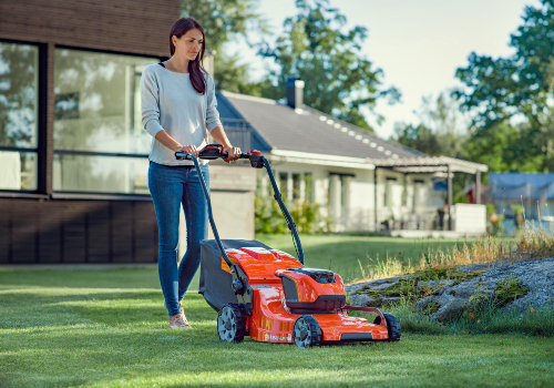 Cortando cesped LC 353iVX- jardinería ecológica