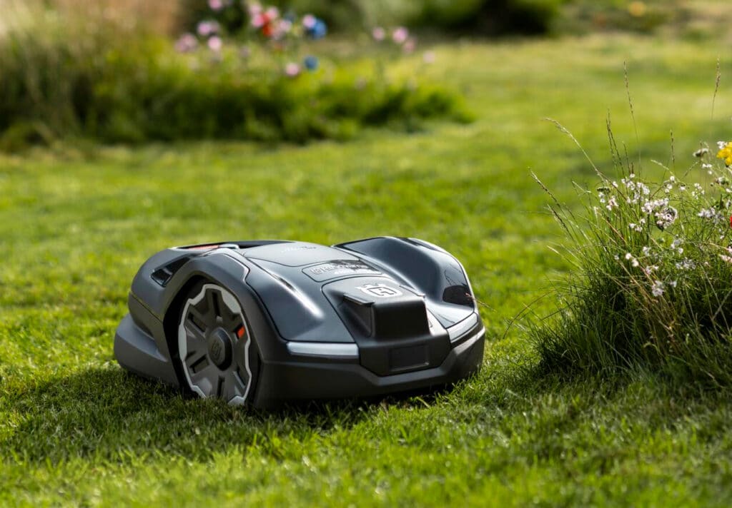 robot automower cortacesped autonomos trabajando