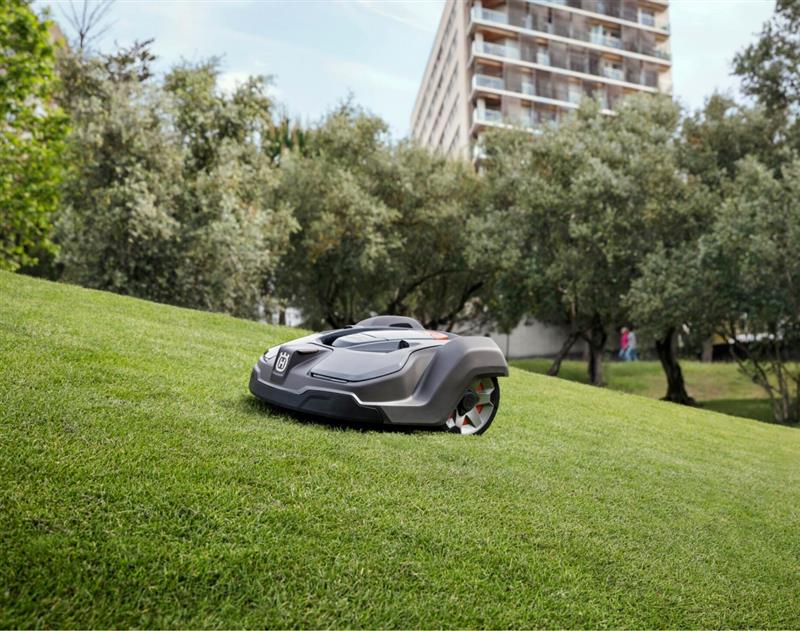 ¿Qué robot cortacésped funciona mejor en jardines con terreno irregular?