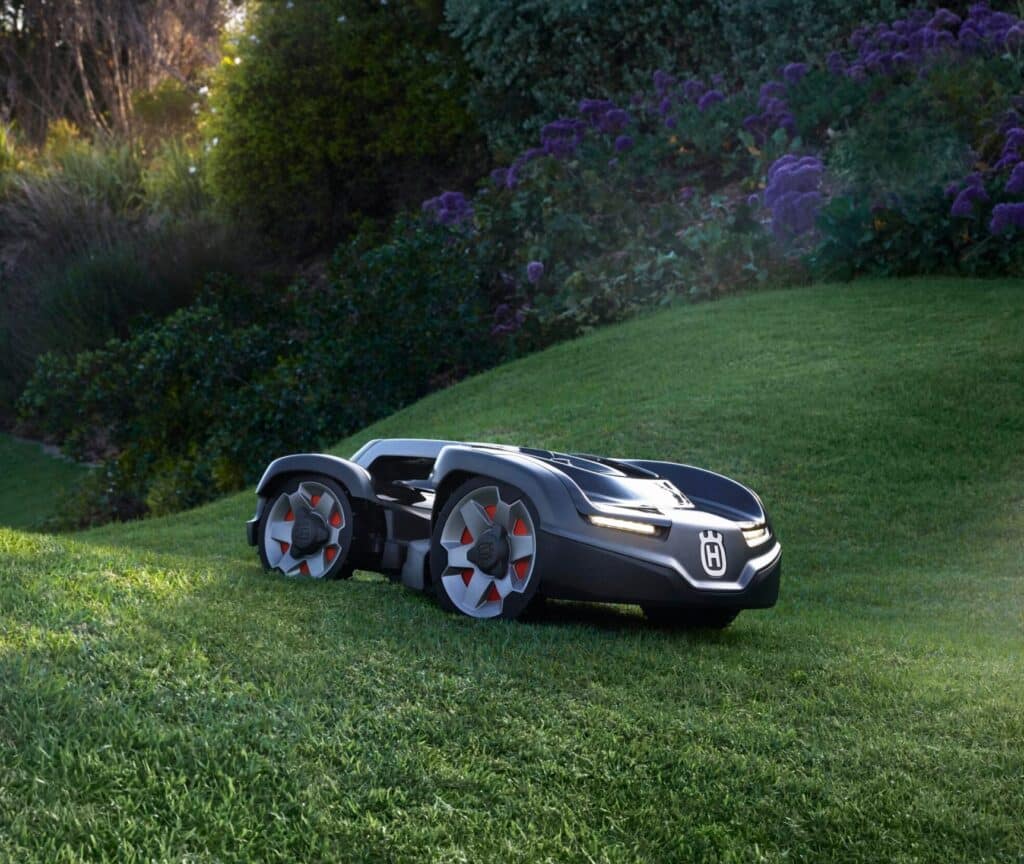¿Qué robot cortacésped funciona mejor en jardines con terreno irregular?