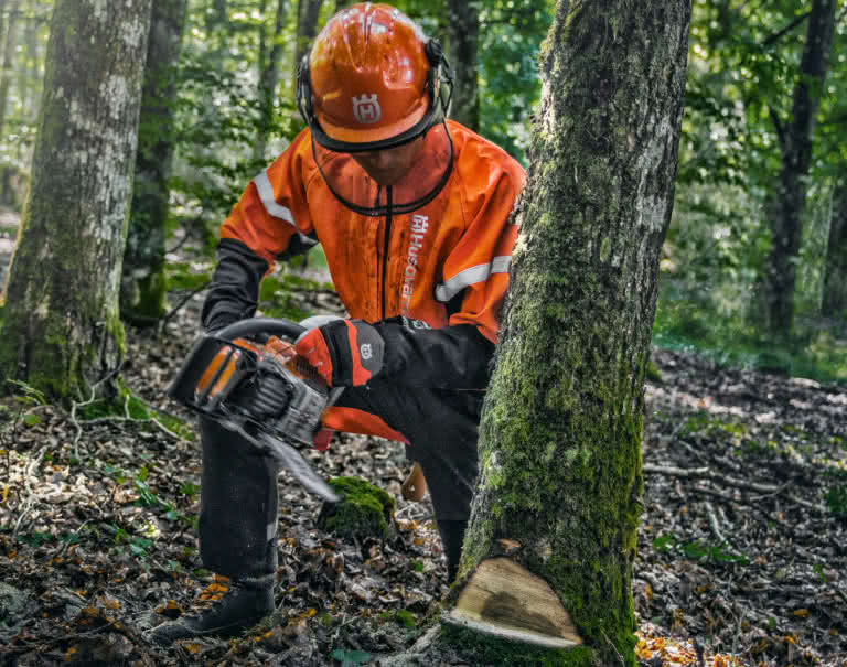 trabajador forestal motosierra con epi husqvarna